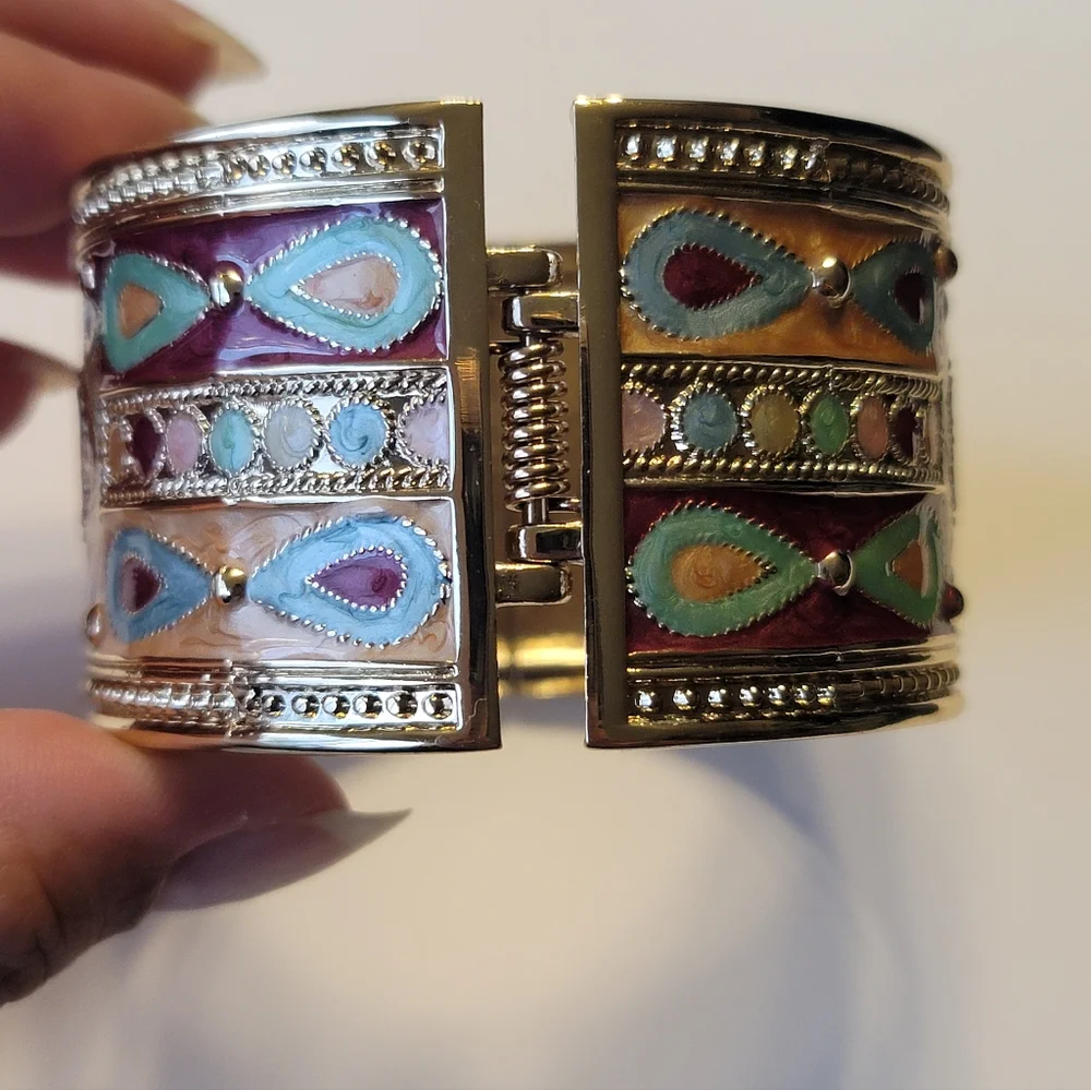 Egyptian Revival Enamel Cuff Bracelet, Goldtone, Vintage, Estate - Picture 4 of 10